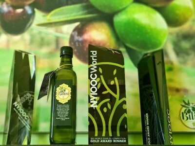 TO MORA DA JE LJUBAV:Supružnici Vedrana i Saša  ručno napunili, oblijepili i prodali 15 tisuća boca maslinovog ulja! TO MORA DA JE LJUBAV:Supružnici Vedrana i Saša  ručno napunili, oblijepili i prodali 15 tisuća boca maslinovog ulja!