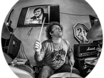 TO MORA DA JE LJUBAV:Supružnici Vedrana i Saša  ručno napunili, oblijepili i prodali 15 tisuća boca maslinovog ulja! TO MORA DA JE LJUBAV:Supružnici Vedrana i Saša  ručno napunili, oblijepili i prodali 15 tisuća boca maslinovog ulja!