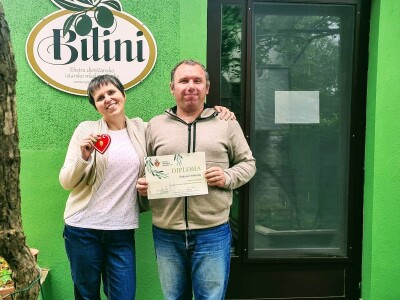 TO MORA DA JE LJUBAV:Supružnici Vedrana i Saša  ručno napunili, oblijepili i prodali 15 tisuća boca maslinovog ulja! TO MORA DA JE LJUBAV:Supružnici Vedrana i Saša  ručno napunili, oblijepili i prodali 15 tisuća boca maslinovog ulja!