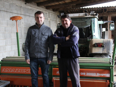 Otac i sin na novoj Amazone sijačici