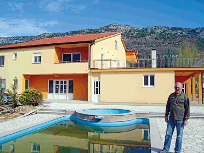 Tomislav Vukosav Čiča i njegova obiteljska kuća s bazenom (Dusina, Veliki Prolog) Tomislav Vukosav Čiča i njegova obiteljska kuća s bazenom (Dusina, Veliki Prolog)