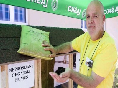 Tonći Pezelj, Vedarnov brat, demonstrira proizvedeni humus u obiteljskom OPG-u