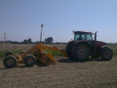 Traktor i laserski ravnjač Traktor i laserski ravnjač
