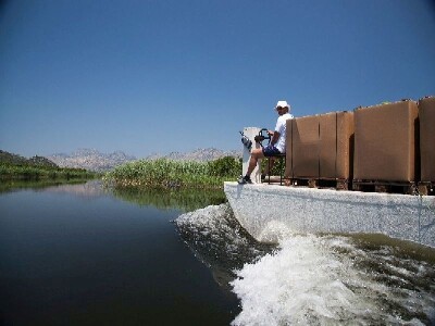 Izvlaćenje neretvanskih lubenica splavima