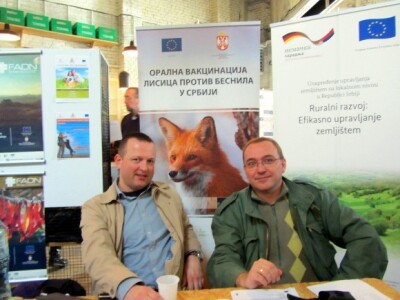 Uroš Davidović, B92 i Đorđe Simović RTV na štandu poljoprivrednih projekata