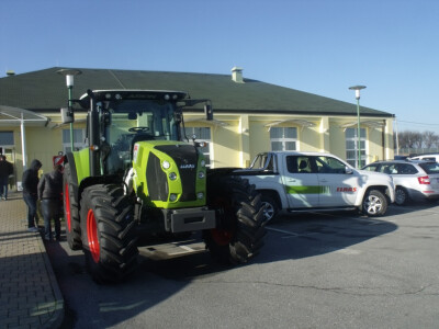 Claas traktor zastupnika Jerković s Trimble sustavom pred Zelen krovom