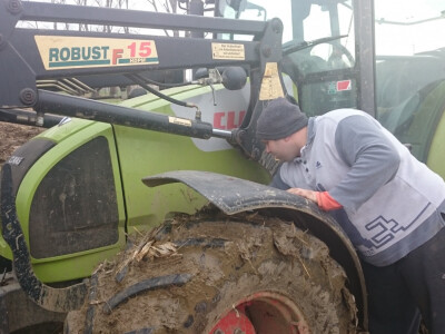 Kristijan provjerava traktor Kristijan provjerava traktor