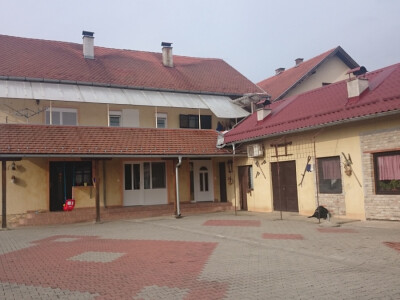 Lijepo uređeno dvorište Lijepo uređeno dvorište