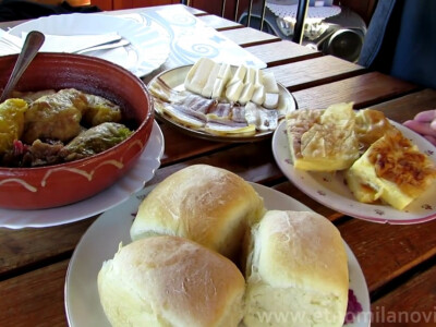 Trpeza domaće hrane