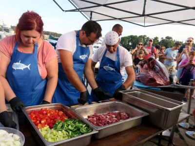 TUNAFEST - filetiranje tune na molu