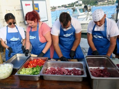 TUNAFEST - filetiranje tune na molu