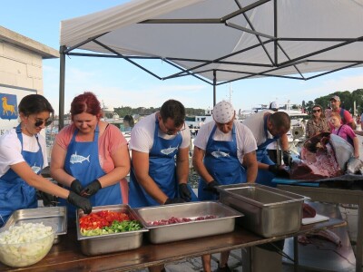 TUNAFEST - filetiranje tune na molu