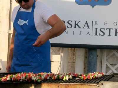 TUNAFEST - filetiranje tune na molu