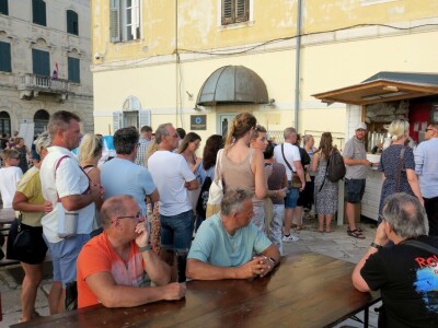 TUNAFEST - filetiranje tune na molu