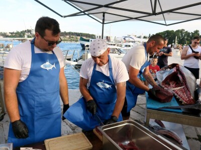 TUNAFEST - filetiranje tune na molu