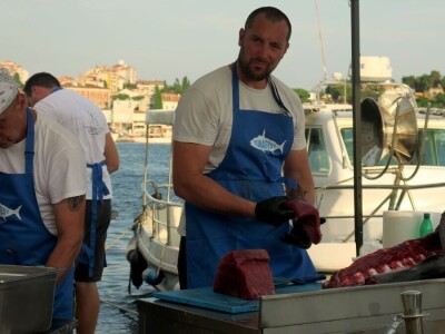 TUNAFEST - filetiranje tune na molu