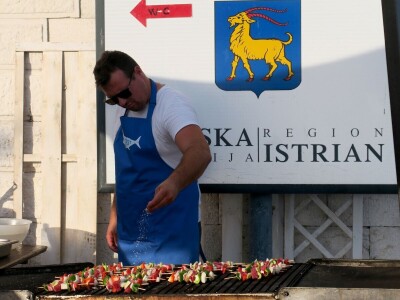 TUNAFEST - filetiranje tune na molu