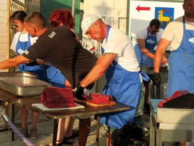 TUNAFEST - filetiranje tune na molu