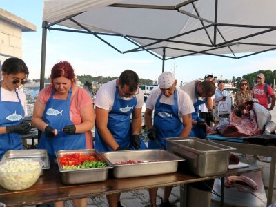 TUNAFEST - filetiranje tune na molu