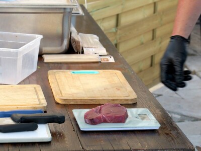 TUNAFEST - filetiranje tune na molu