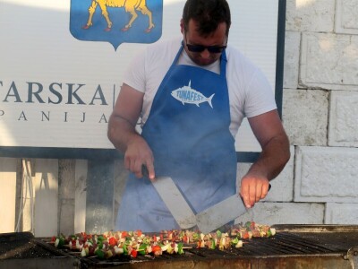 TUNAFEST - filetiranje tune na molu