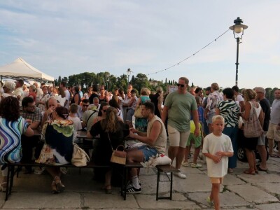 TUNAFEST - filetiranje tune na molu