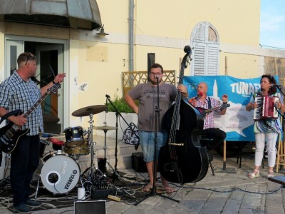 TUNAFEST - filetiranje tune na molu