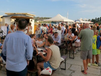 TUNAFEST - filetiranje tune na molu