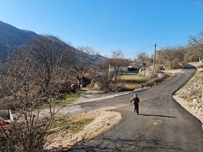 U krajoliku Bogom danom za koze i raštiku svi jedu k'o u matere
