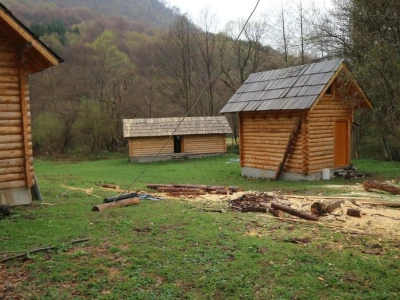 U Lipovcu kraj rijeke Jadar niče etno selo