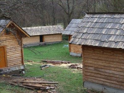 U Lipovcu kraj rijeke Jadar niče etno selo