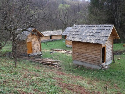 U Lipovcu kraj rijeke Jadar niče etno selo
