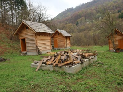 U Lipovcu kraj rijeke Jadar niče etno selo