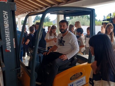 U MASLINIKU OPG URODA: Učenici američke škole iz Zagreba brali malsine u zaleđu Pirovca