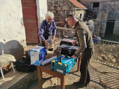 U PODGORJU VELEBITA - Borba Milana Kneževića sa medvjedom u Kitnjastoj Glavici U PODGORJU VELEBITA - Borba Milana Kneževića sa medvjedom u Kitnjastoj Glavici