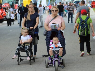 U prolazu, Novosadski sajam