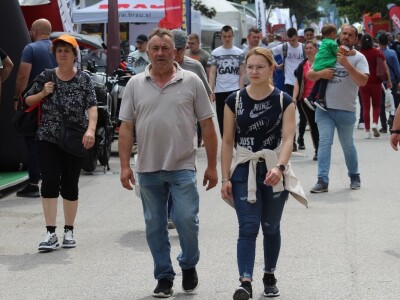 U prolazu, Novosadski sajam