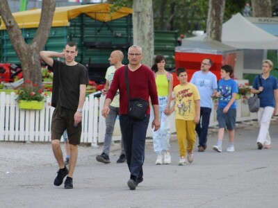 U prolazu, Novosadski sajam