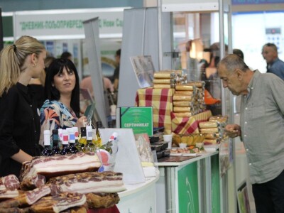 U prolazu, Novosadski sajam