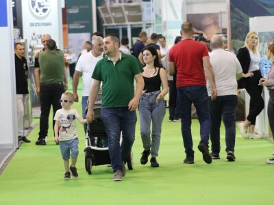 U prolazu, Novosadski sajam