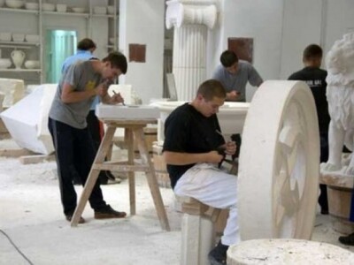 Svatko u radionici Klasarske škole izvršava svoju zadaću Svatko u radionici Klasarske škole izvršava svoju zadaću