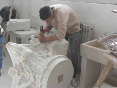 Vrijedne ruke polaznika oblikuju svoja djela od kamena Vrijedne ruke polaznika oblikuju svoja djela od kamena