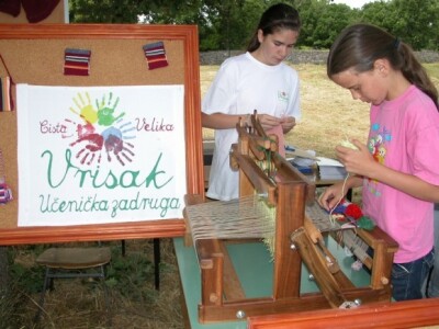 Učenice se obučavaju na tkalačkom stroju - krosnama Učenice se obučavaju na tkalačkom stroju - krosnama