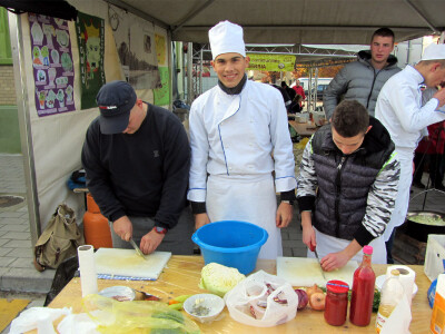 Učenici pomažu u pripremanju slatkog kupusa