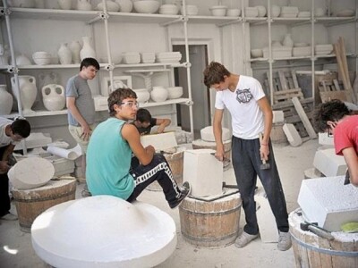 Učenici u radionici Klasarske škole Učenici u radionici Klasarske škole