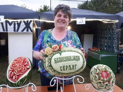 Učiteljica iz Svrljiga već 12 godina rezbari voće i povrće Učiteljica iz Svrljiga već 12 godina rezbari voće i povrće