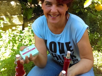 Sanja Protić sa originalno pakiranim bočicama ulja od gospine trave