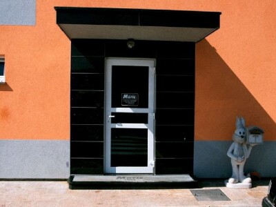 Ulazna vrata u kompjutorizirani proizvodni pogon tvrtke Marić u Čaporicama Ulazna vrata u kompjutorizirani proizvodni pogon tvrtke Marić u Čaporicama