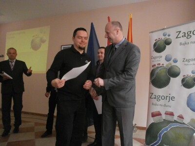 Župan Kolar uručuje Veliko zlatko Mladenu Cesarcu