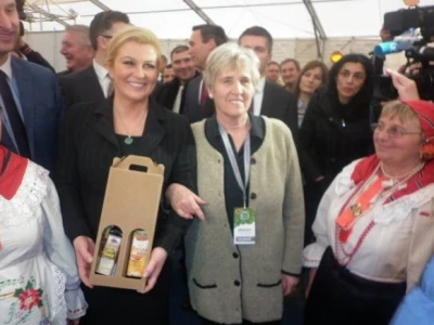 Na jednom sajmu ulje Mikacovih kupila je i hrvatska predsjednica